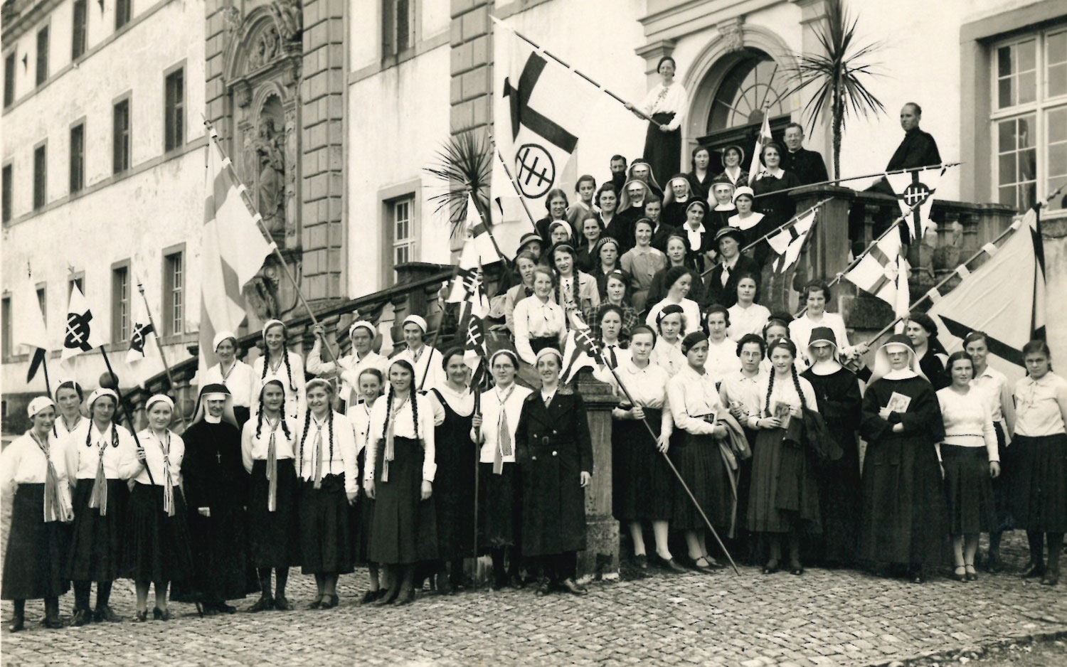 1932_09_Gruendung-miva_Gruppe-von-Schuelerinnnen-und-Lehrerinnen-vor-dem-nordportal-des-Klosters-Einsiedeln_evtl-Teilnehmerinnen-der-Missionstagung_web.jpg
