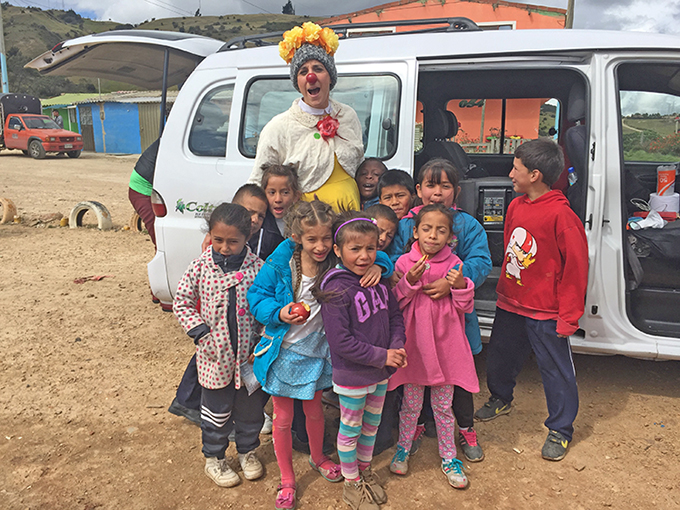 210054 - Kolumbien: Clown-Doktoren behandeln Kinder mit Lachtherapie