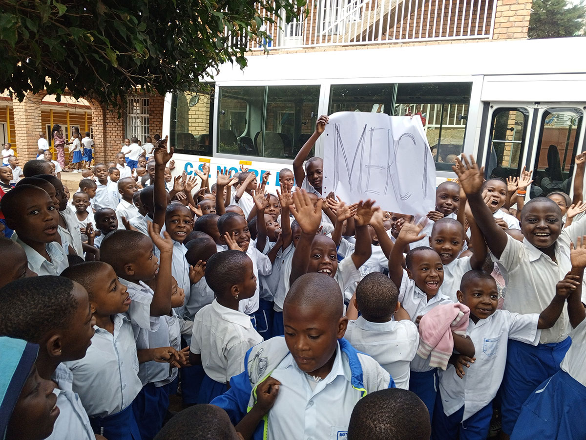 220023 - RD Congo: Un bus miva pour se rendre à l’école