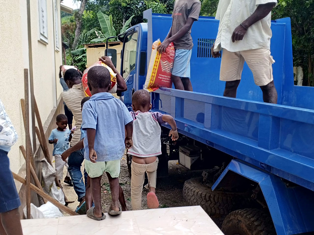 220040 - Un camion apporte l’espoir dans les montagnes