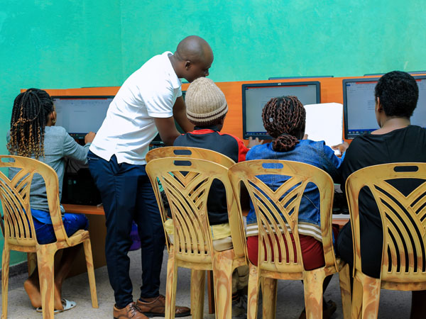 220052 - Uganda: Computer-Kurse verbessern Berufsaussichten von Jugendlichen 