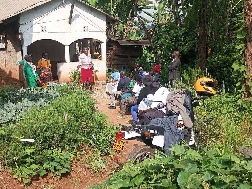 230025 - Kenya: motociclette portano conoscenze alle famiglie contadine isolate