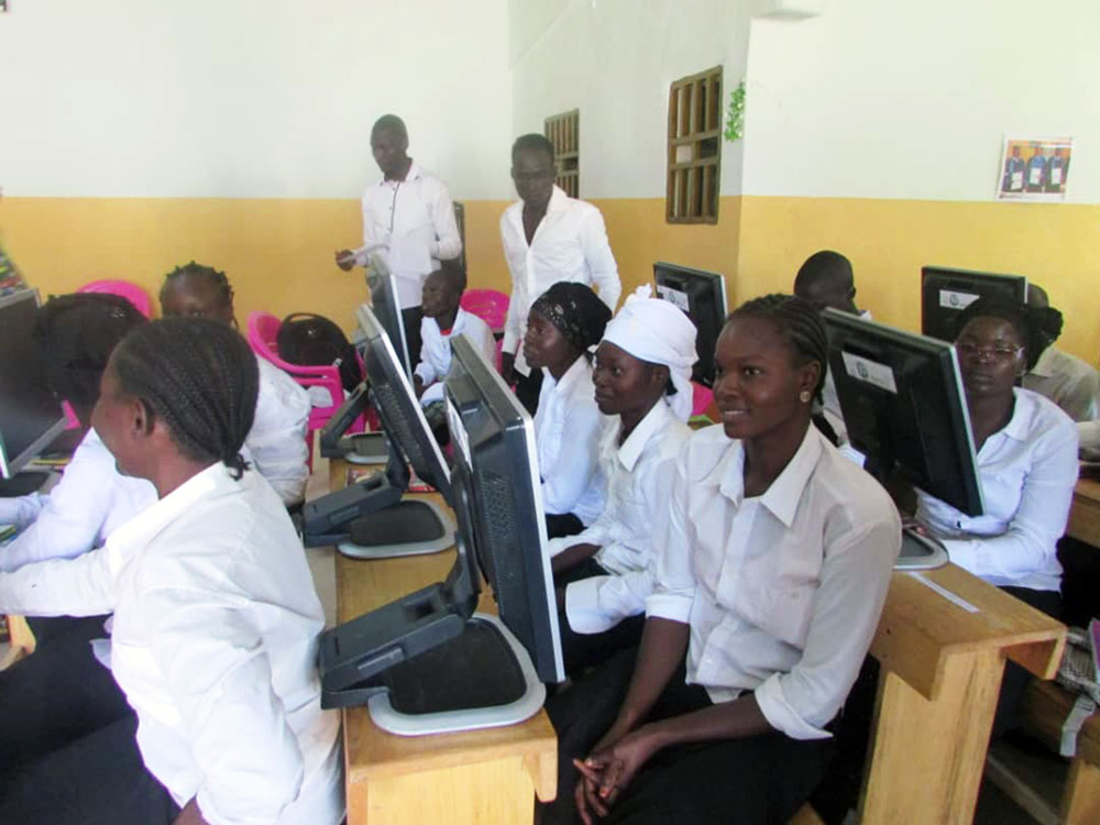 230043 - Kamerun: Dank Computerausbildung haben junge Frauen in Extrême-Nord Berufsperspektiven