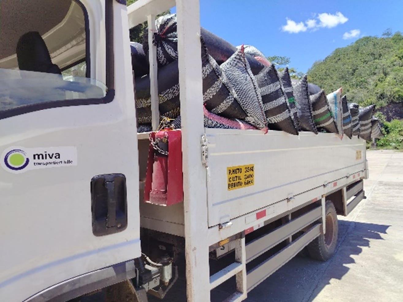 220047 - Un camion per trasportare il caffè del commercio equo